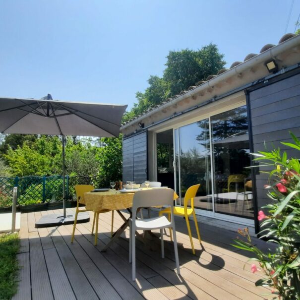 Mas de Boissière - Gite le Mazet : terrasse, espace déjeuner en extérieur, jardin clôturé